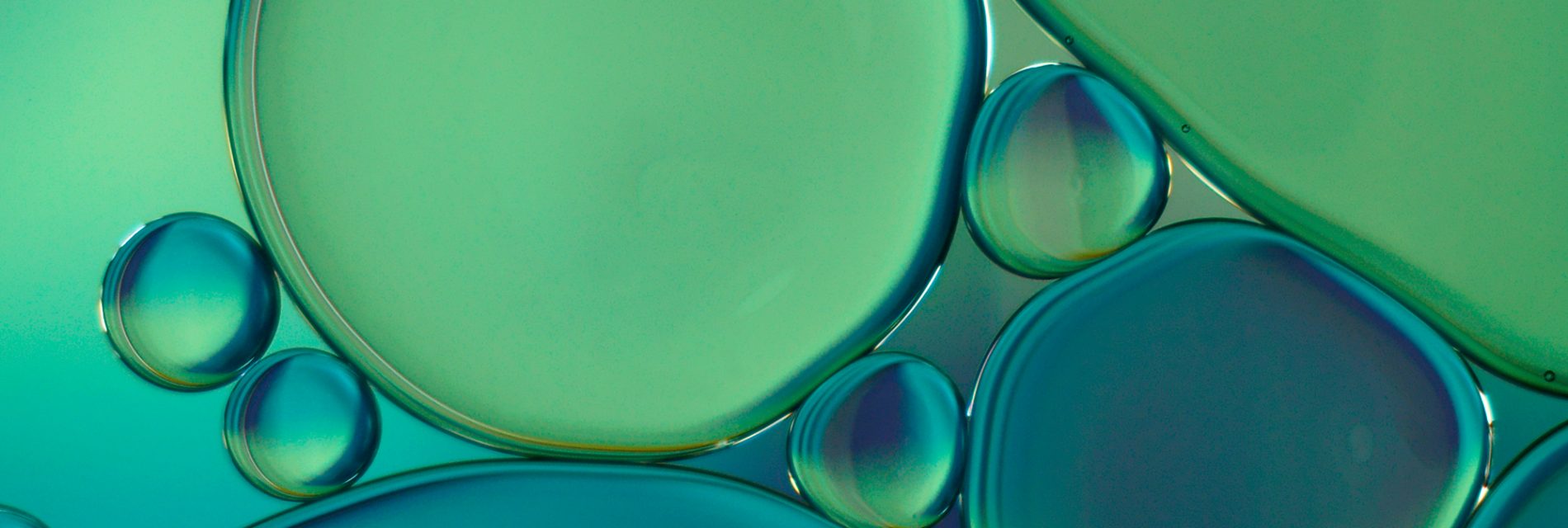 burbujas azules y verdes representando la textura de un líquido de los aceites vegetales y esenciales